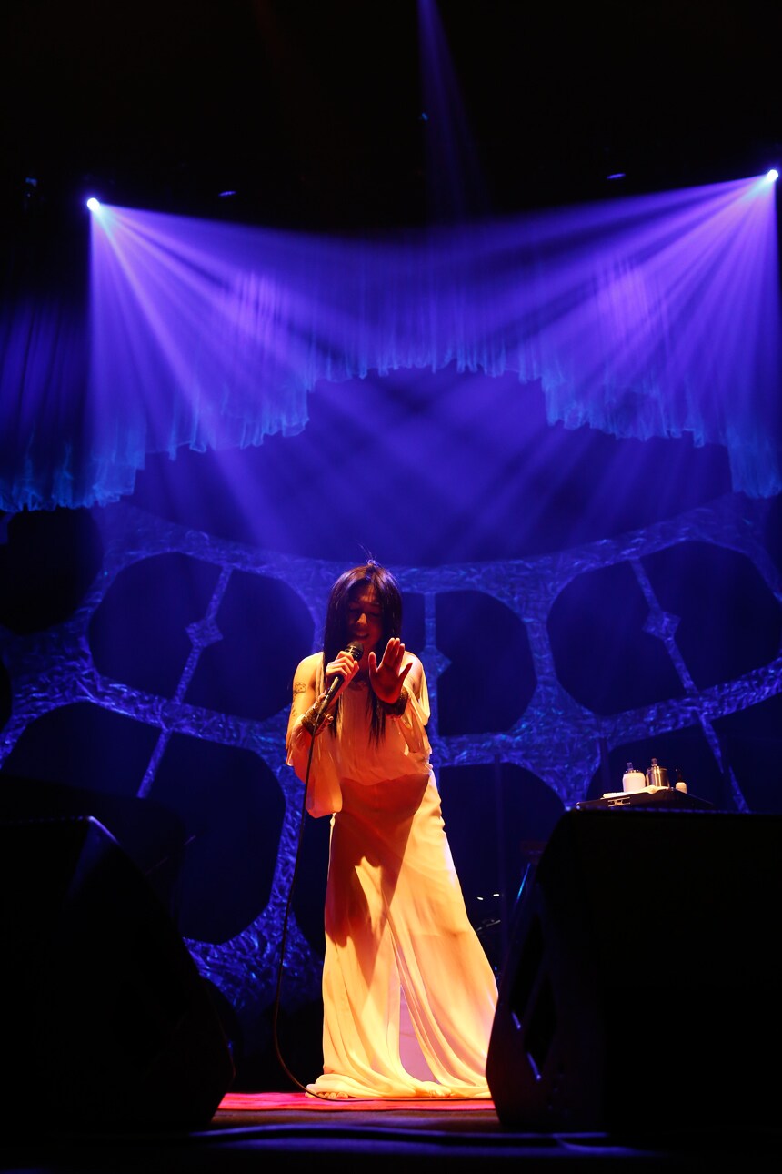 鬼束ちひろ、ピアノ×チェロ×パーカッションと魅せた中野サンプラザ公演