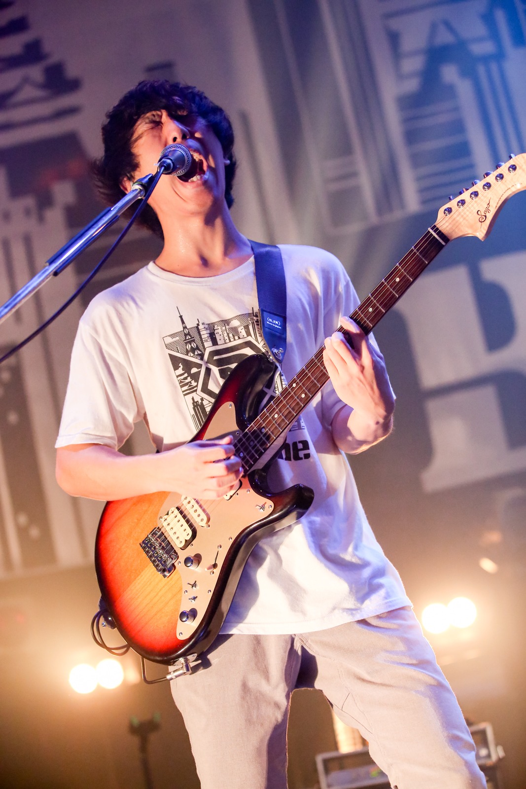 オカザワカズマ（G / キュウソネコカミ）（Photo by Viola Kam ［V'z Twinkle Photography］）