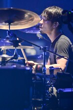 かみじょうちひろ（Dr）（撮影：橋本塁［SOUND SHOOTER］）