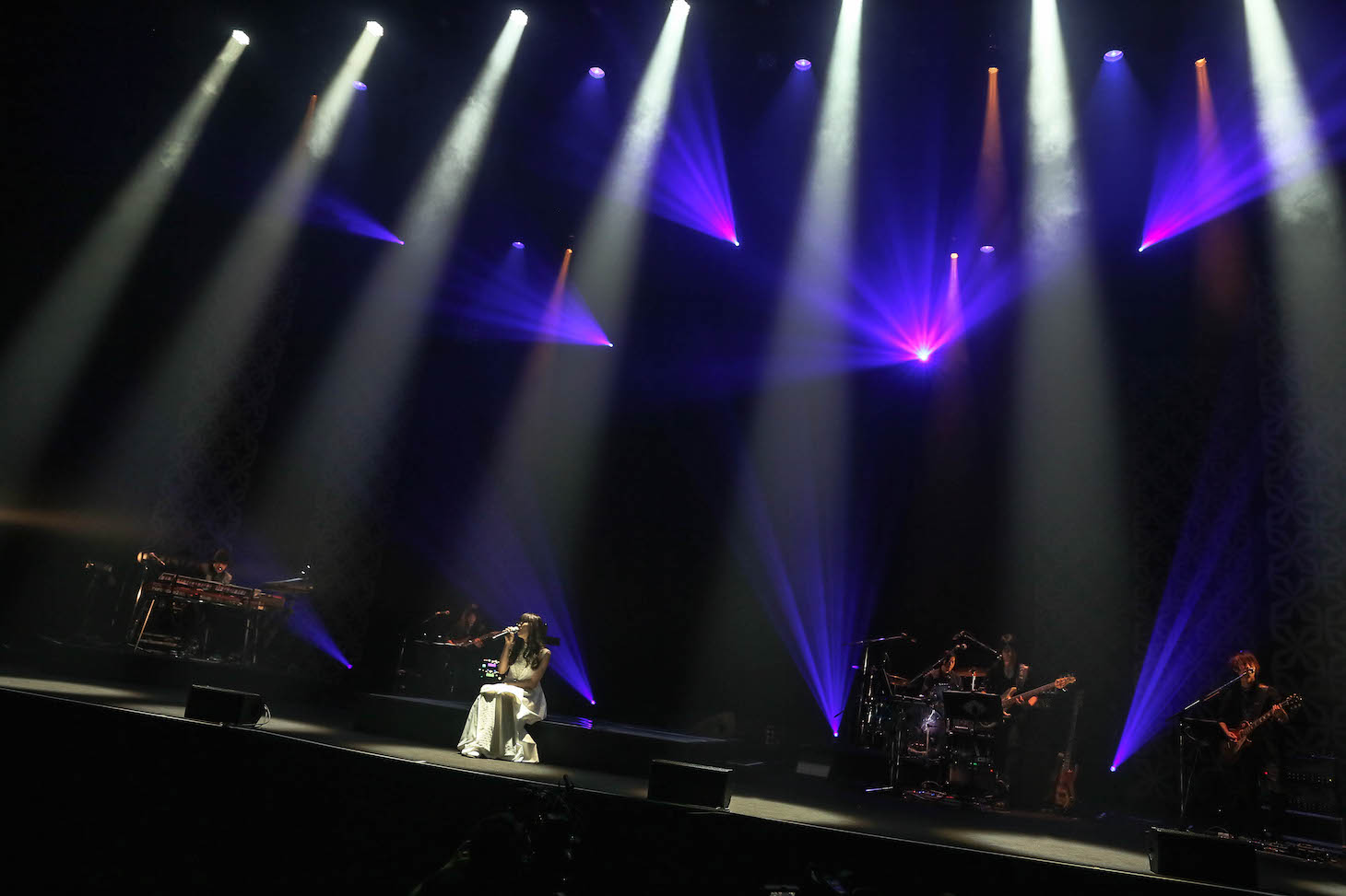 Aimer「Aimer Hall Tour 2016 ～like a daydream～」東京・東京国際フォーラム ホールA公演の様子。（Photo by Taku Fujii）