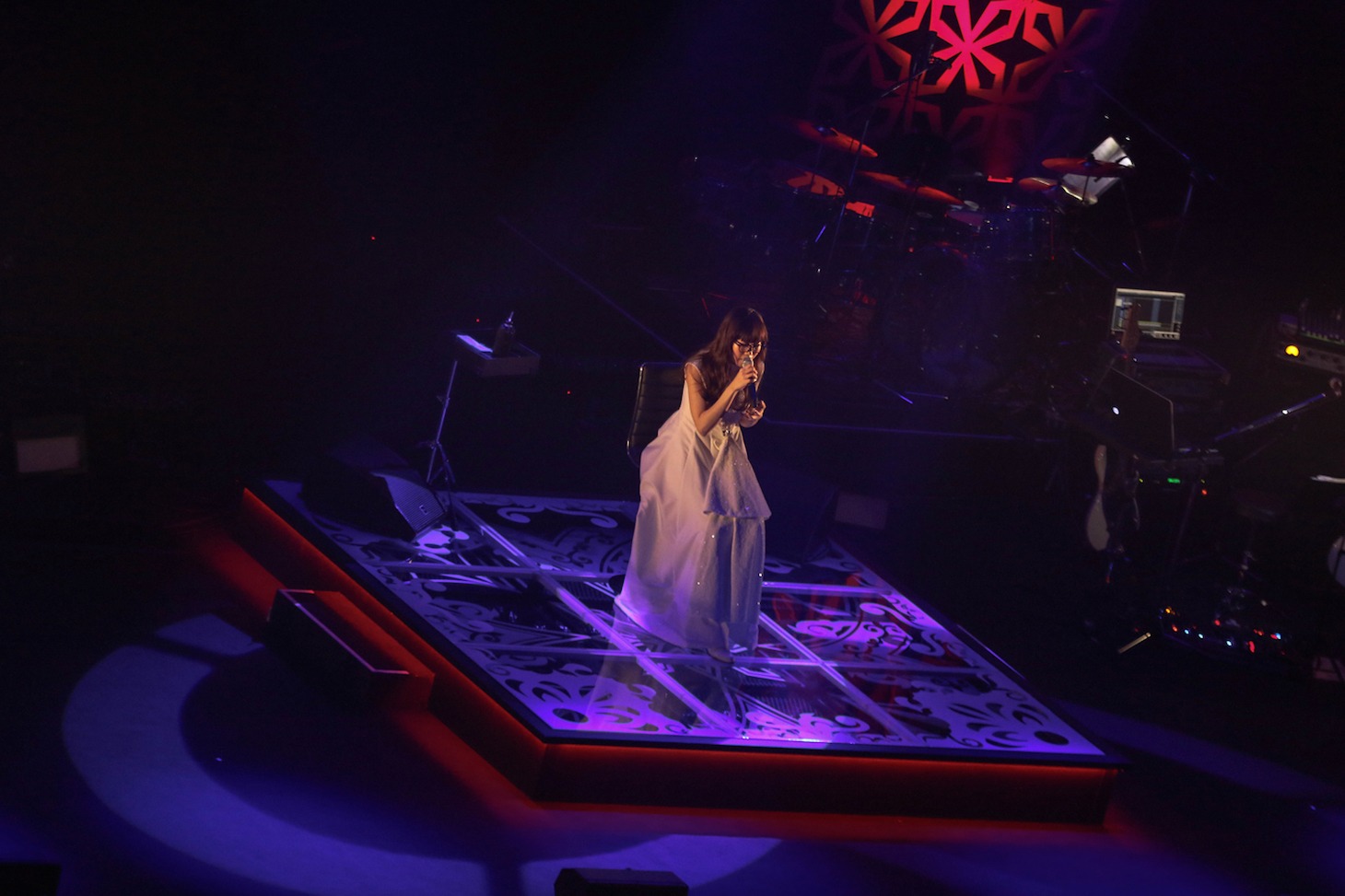 Aimer「Aimer Hall Tour 2016 ～like a daydream～」東京・東京国際フォーラム ホールA公演の様子。（Photo by Taku Fujii）
