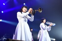 楽器を演奏する原田珠々華（左）と野本ゆめか（右）。