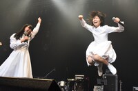 ワンマンの喜びを体で表現する野本ゆめか（右）。