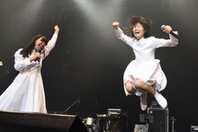 ワンマンの喜びを体で表現する野本ゆめか（右）。