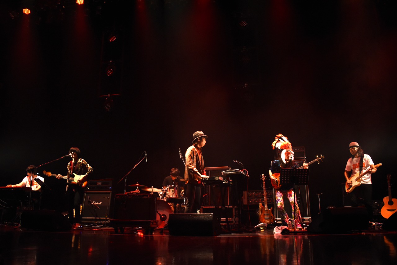 オワリカラ、炭竃智弘、園木理人によるバンド演奏の様子。