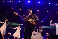 ギターソロでステージ前方に飛び出すオワリカラ・タカハシヒョウリ（中央）。