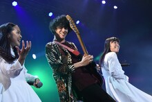 派手なギターソロでステージを盛り上げるオワリカラ・タカハシヒョウリ（中央）。