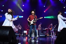 ヒサシ the KID（中央）をゲストに迎えて「Music Lovers」を披露するアイドルネッサンス。