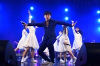 アイドルネッサンスより前に出てポーズを決める堂島先生。