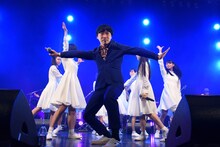 アイドルネッサンスより前に出てポーズを決める堂島先生。