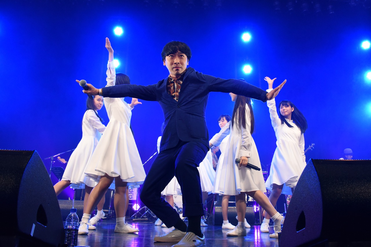 アイドルネッサンスより前に出てポーズを決める堂島先生。