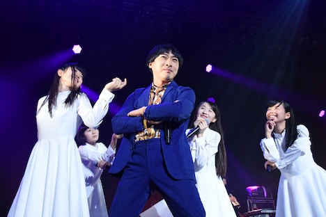 アイドルネッサンスに囲まれる堂島先生。