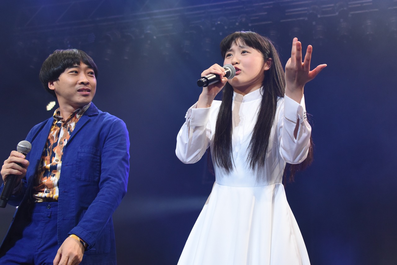 堂島孝平（左）に助けを求める新井乃亜（右）。