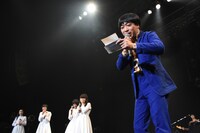 アイドルネッサンスからの手紙を読み上げる堂島先生。