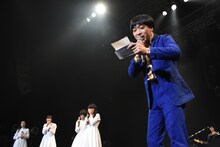 アイドルネッサンスからの手紙を読み上げる堂島先生。