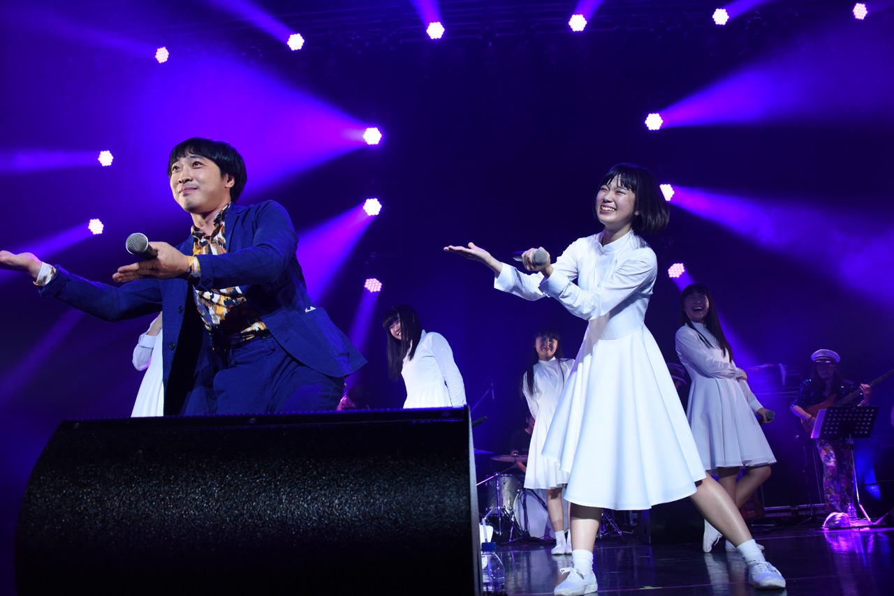 アイドルネッサンスと一緒にポーズを決める堂島先生（左）。