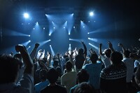 アイドルネッサンス「お台場で迸（ほとばし）るネッサンス!!」の様子。