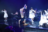 逆立ちするベーシスト・ツダフミヒコ（オワリカラ）。