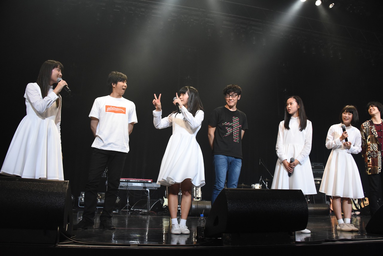 大阪公演の日程を原田珠々華（左から3番目）に教えてもらう宮本茉凜（左端）。