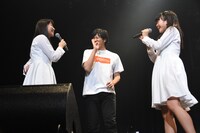 大阪公演のオファーをその場で快諾する炭竃智弘（中央）。