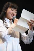 昨年11月のワンマンライブより、アイドルネッサンス初のオリジナル楽曲を手がける小出祐介からの手紙を読み上げる新井乃亜。