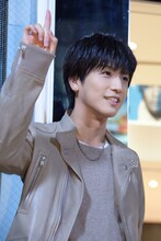 店舗オープンのカウントダウンをする岩田剛典。