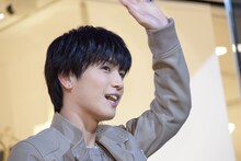 通行人に手を振る岩田剛典。