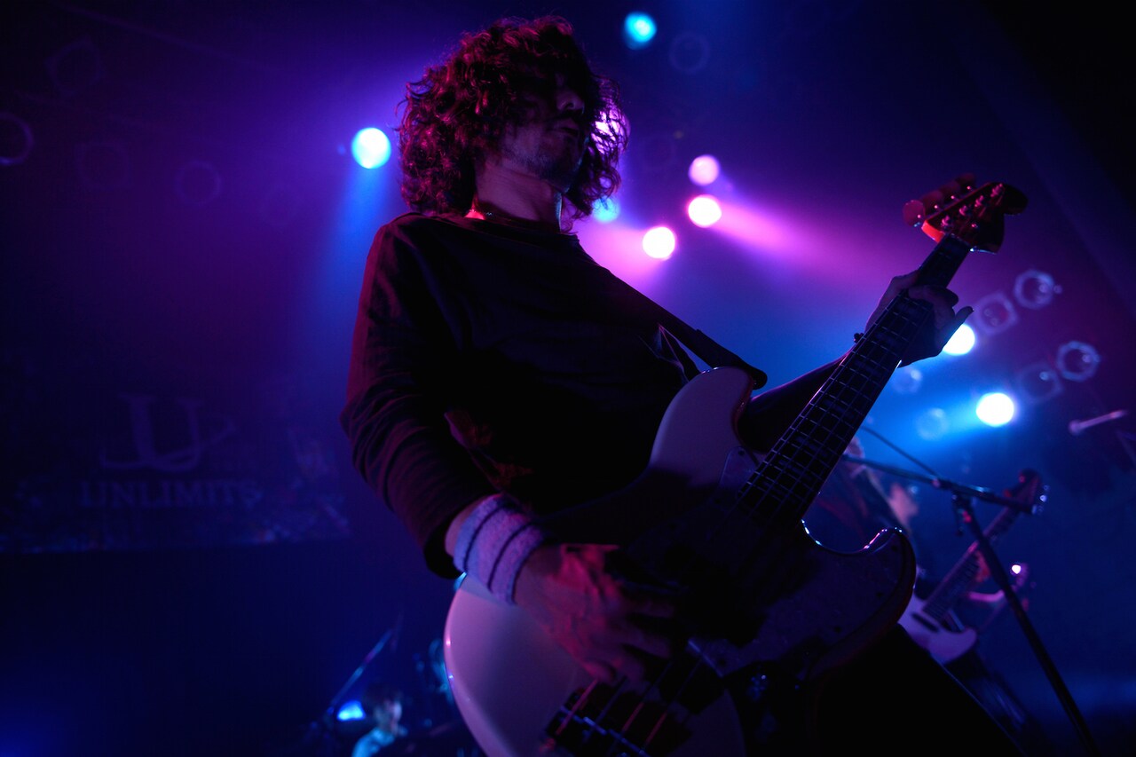 石島直和（B, Cho）（撮影：半田安政[Showcase]）