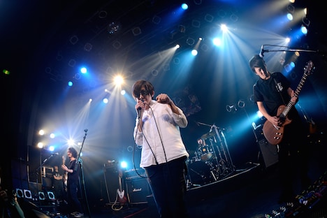 郡島陽子（Dr, Vo）がボーカルを、清水葉子（Vo, G）がドラムを担当する様子。（撮影：半田安政[Showcase]）