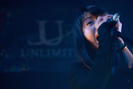 清水葉子（Vo, G）（撮影：半田安政[Showcase]）