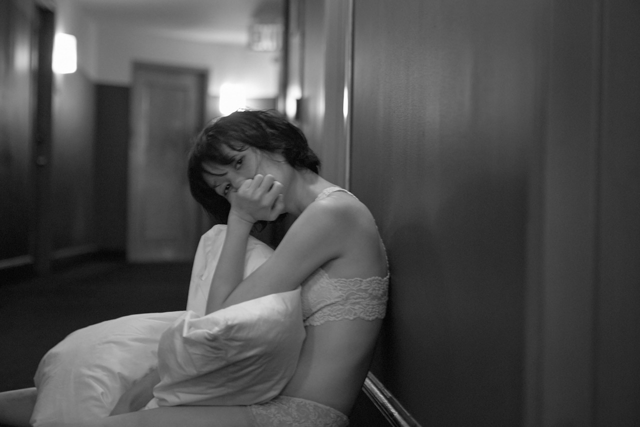 BOMI、新MVは少女がニューヨークの街をスキップする逆再生映像