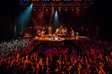 MERRYのライブの様子。（撮影：中村卓）