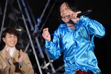 「超特急が好きー!!」と叫ぶ永野（右）と、永野を見守るタカシ（左）。
