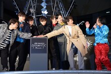 超特急と一緒にボタンを押すのを遠慮し、タカシの肩にソフトタッチした永野（右）。