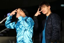 「超特急プレミアム写真展」で展示されているカイの写真を真似する（左から）永野、カイ。