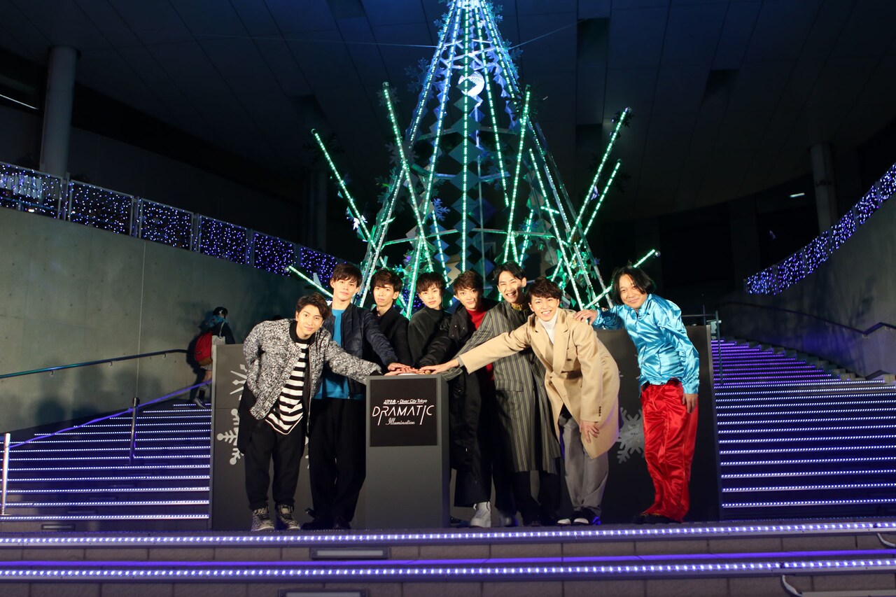 点灯式に登場した超特急と永野（右端）。