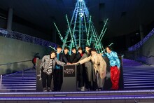 点灯式に登場した超特急と永野（右端）。