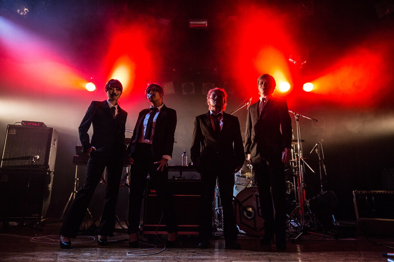 ドレスコーズのステージに登場した女王蜂。（撮影：森好弘）