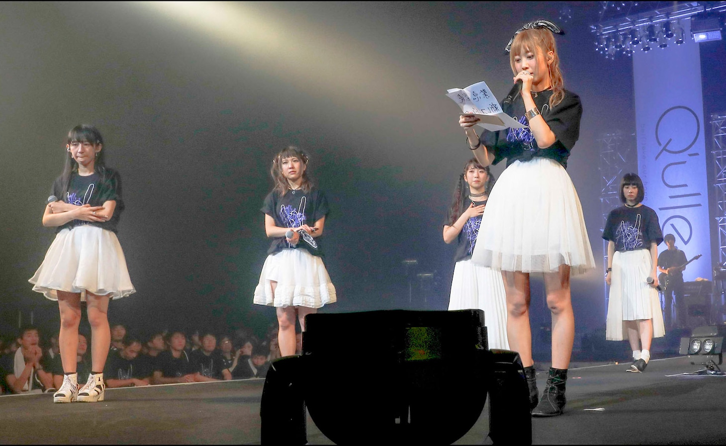 東京・Zepp DiverCity TOKYOで「新レコードレーベル決定」を発表するQ'ulle。