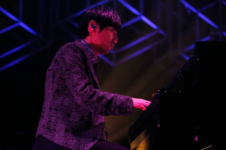 Aimerが魅せ Yoshが吼える 澤野弘之 カラフルな歌声で彩った Nzk 004ツアー大団円 音楽ナタリー