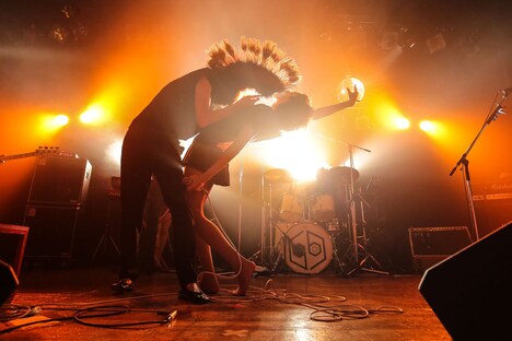 志磨遼平（Vo / ドレスコーズ）とアヴちゃん（Vo / 女王蜂）。（撮影：森好弘）