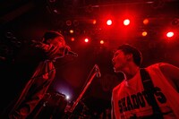 SWANKY DANKとRyo（Vo / Crystal Lake）のコラボステージの様子。（Photo by Takashi "TAKA" Konuma）