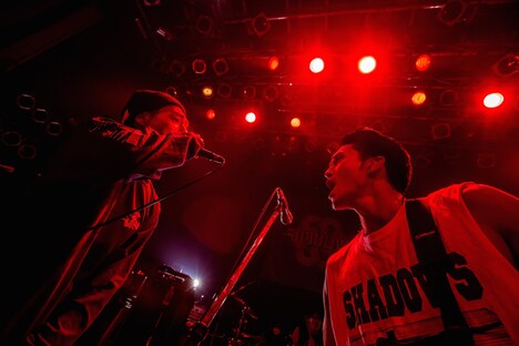 SWANKY DANKとRyo（Vo / Crystal Lake）のコラボステージの様子。（Photo by Takashi "TAKA" Konuma）