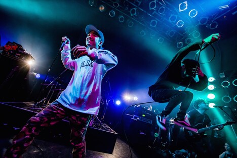 Crystal LakeとHiro（Vo / SHADOWS）がコラボする様子。（Photo by Takashi "TAKA" Konuma）