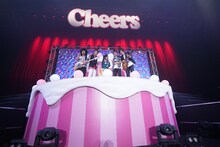 バースデーケーキ型のステージで記念撮影する鈴木このみとバンドメンバー。（写真提供：MAGES.）