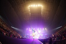 「I say "Happy day!"」を歌いながらランウェイを闊歩する鈴木このみ。（写真提供：MAGES.）