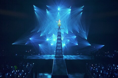 「MY SHINING RAY」を歌う鈴木このみ。(写真提供:MAGES.)