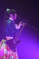 ギターをプレイする鈴木このみ。（写真提供：MAGES.）