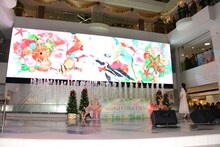 イルミネーションを眺める上白石萌音。