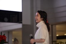 イルミネーションに目を輝かせる上白石萌音。